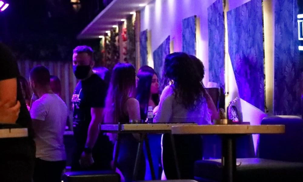 Λάρισα: "Έπεσε" το πρώτο πρόστιμο για ανεμβολίαστο πελάτη